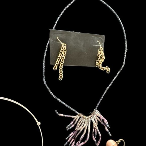 Vintage Jewelry lot 11 pieces- 4 necklaces-2 earrings-2 pins 3 bracelets fab - Picture 8 of 11